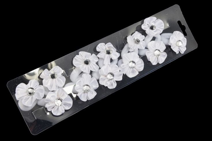 Białe gumki z kwiatkami