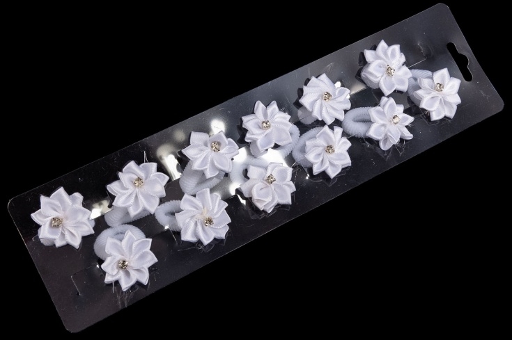 Białe gumki z kwiatkami 