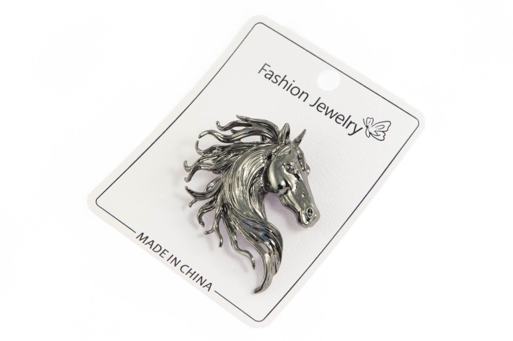 Elegancka broszka koń